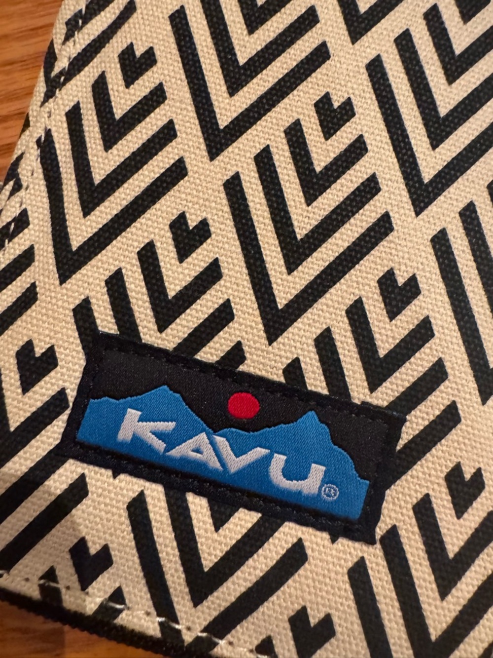 Kavu Black & White Geometric Crossbody Wallet Pouch - Picture 2 of 4